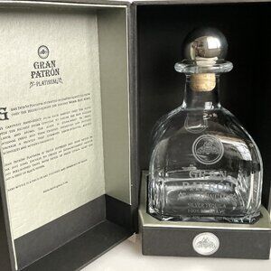 GRAN PATRON PLATINUM SILVER TEQUILA CRYSTAL GLASS BOTTLE WITH DISPLAY CASE